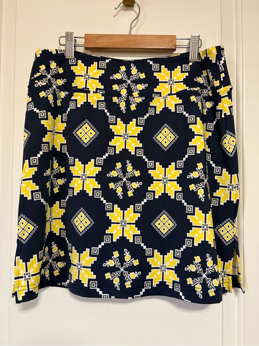 ⛳️⛳️ Golftini Women’s Navy and Yellow Printed Golf Skort w/ Front Tee Pocket - Picture 2 of 6